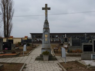 Kříž na hřbitově před obnovou.jpg