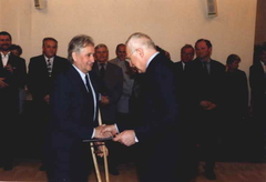 V dubnu 2002 předal předseda Poslanecké sněmovny Parlamentu ČR Václav Klaus starostovi obce Josefu Dočkalovi dekret o udělení obecních symbolů.
